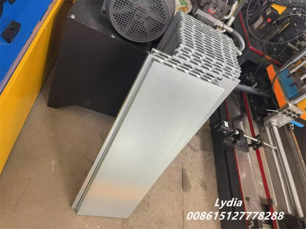 Automatic Multi-Size Supermarket Shelf Panel Roll Forming Machine Adjustable Shelf Back Panel Production Line