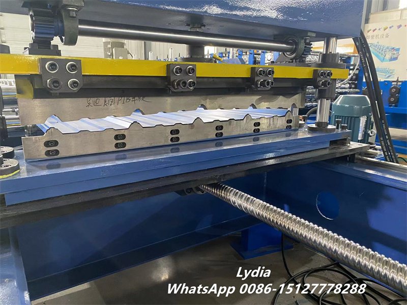 AG panel roofing machine