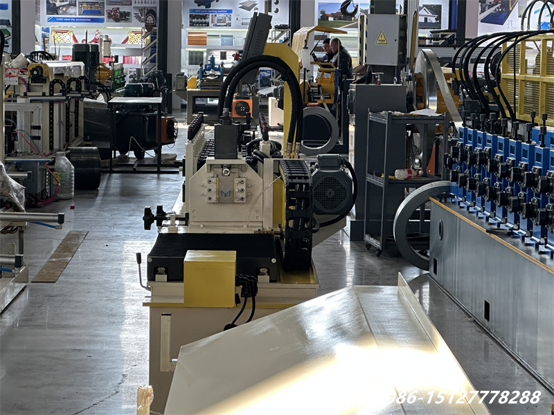 Angle bead roll forming machine with servo cutting system