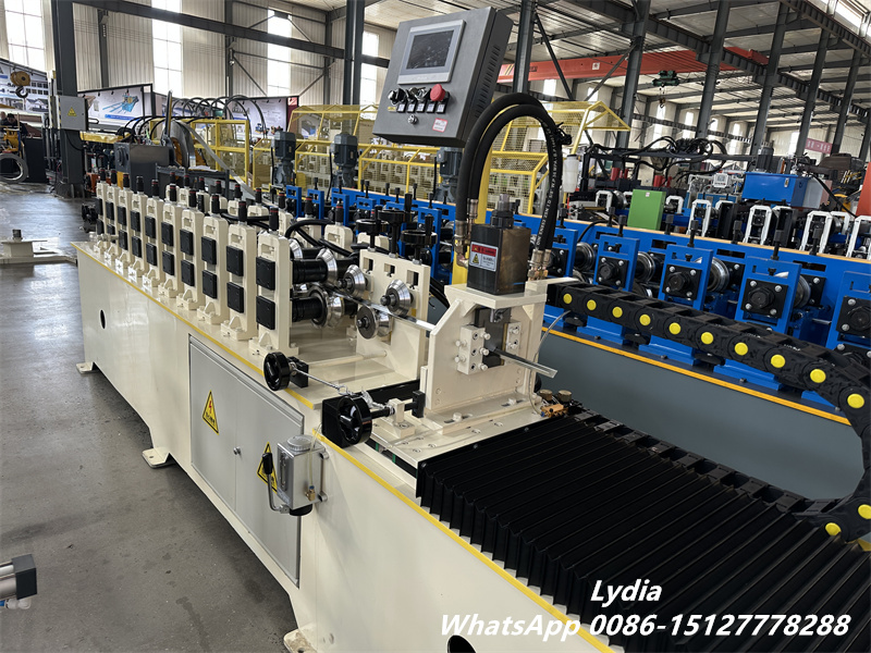 Angle bead roll forming machine with servo cutting system