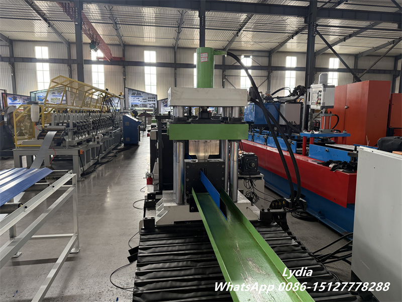 Hydraulic cutting system of diamond louver forming machine