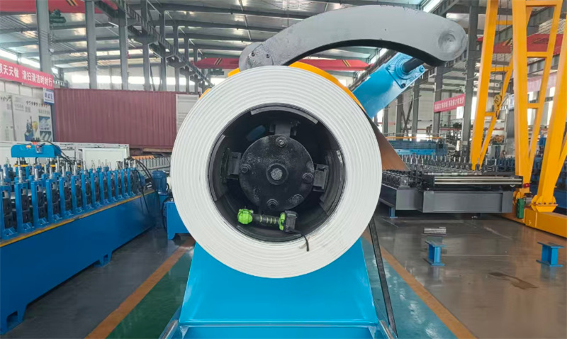 four-arm hydraulic decoiler mandrel for coil clamping