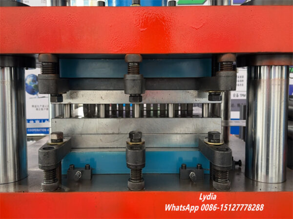 Supermarket vertical pallet racks machine08 Servo-controlled upright punching station