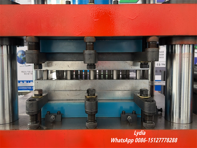 Servo-controlled upright punching station
