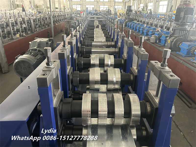 Rain gutter roll forming machine with electric cutting system