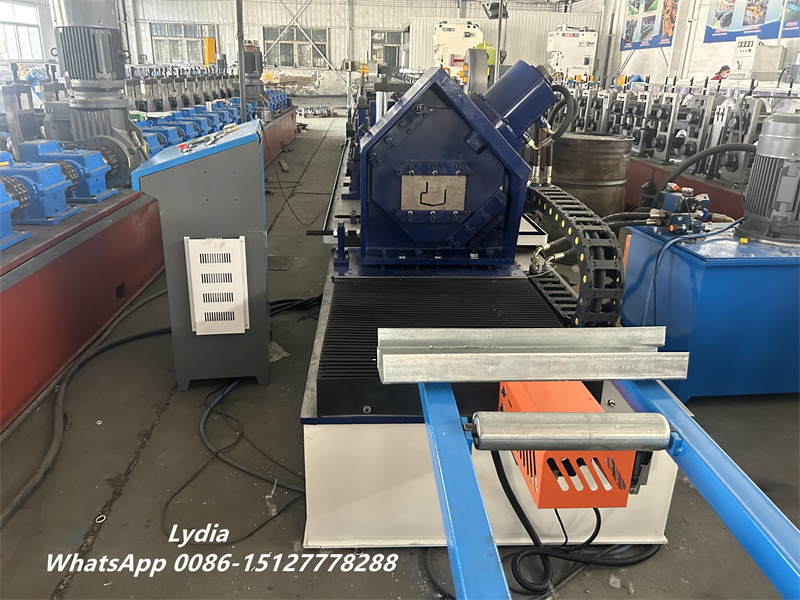 Fascia gutter roll forming machine for rain gutter production