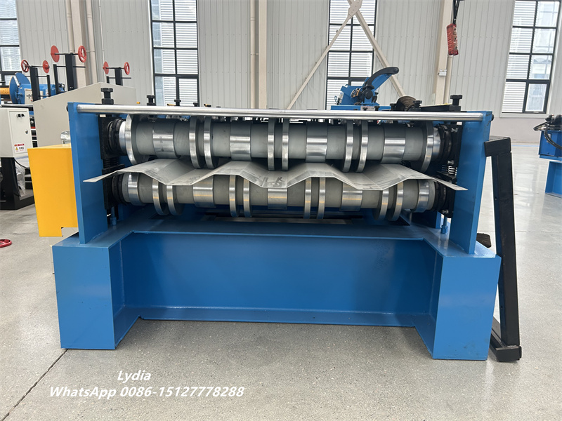 High-strength steel side panel roll forming machine