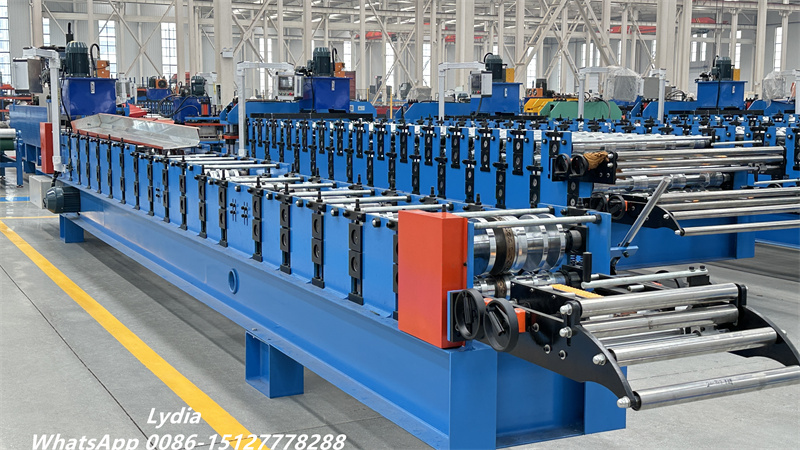 K-style gutter roll former with hydraulic cutting system