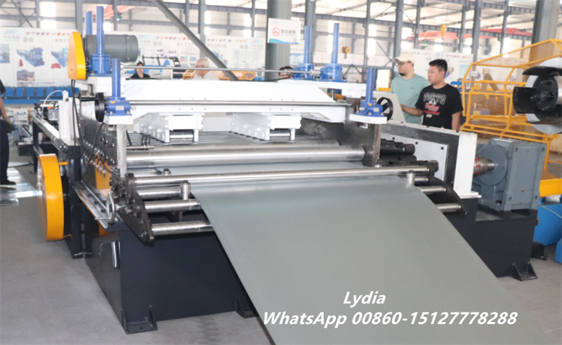 Hydraulic shearing machine for metal sheet cut to length line