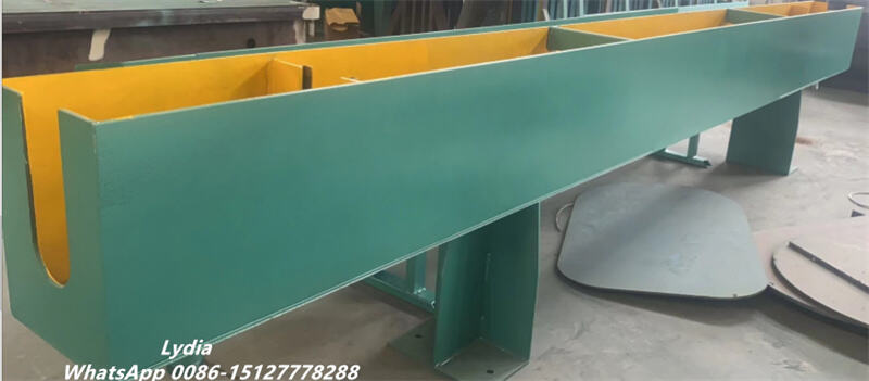 Cooling ank: Sink and shower installed in machine bed