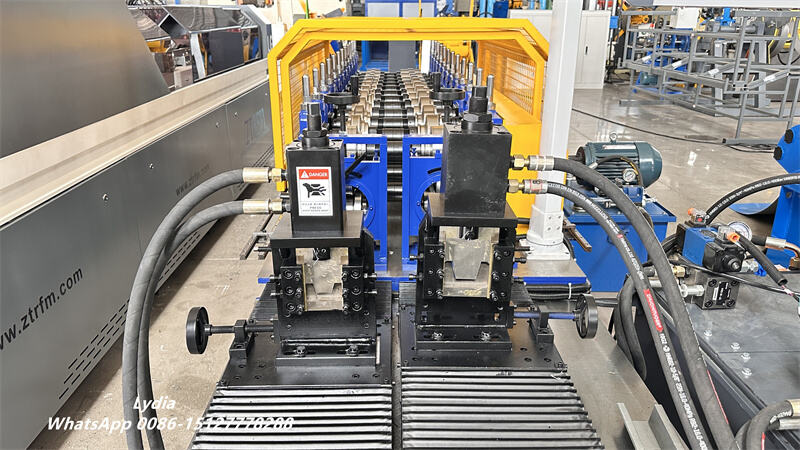 Hydraulic flying cutting system for hat channel machine
