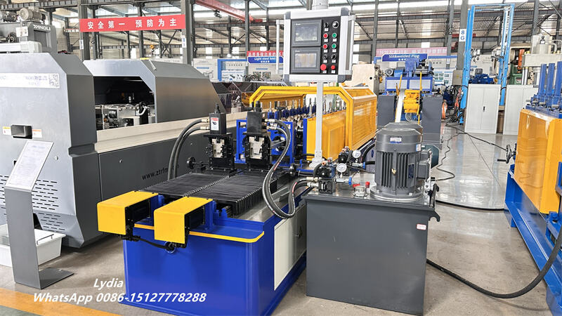 Hydraulic flying cutting system for hat channel machine