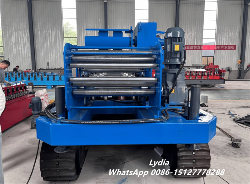 Portable greenhouse gutter roll forming machine with crawler chassis