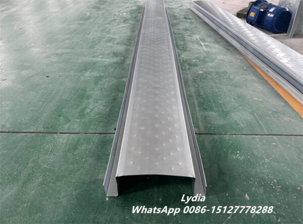 Hydroponic Hanging Gutter005 Hydroponic hanging gutter machine producing seamless cultivation gutters