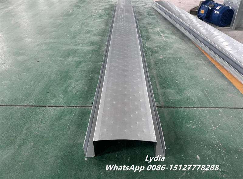 Hydroponic hanging gutter machine producing seamless cultivation gutters