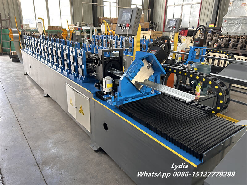 Omega channel roll forming machine with hydraulic cutting