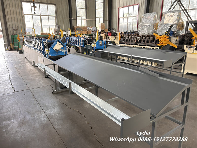 Omega channel roll forming machine with hydraulic cutting